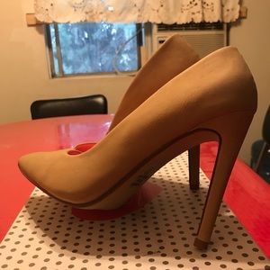 Nude heeled shoes